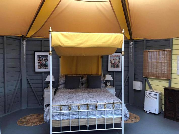 Tente pour 3 personnes, avec Balcon et Jacuzzi ainsi que Terrasse et Jardin