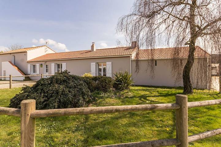 Gîte pour 8 personnes, avec Terrasse et Jardin à Saint-Hilaire-de-Chaléons