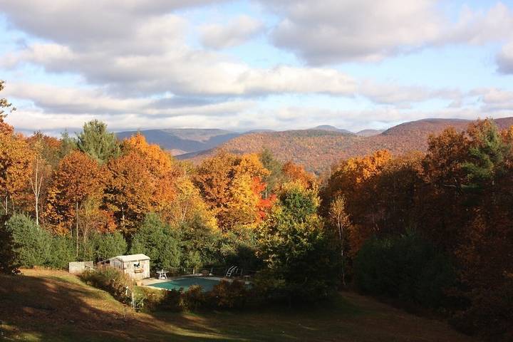 Cabin for 5 people, with pool and hot tub as well as yard in Hudson Valley