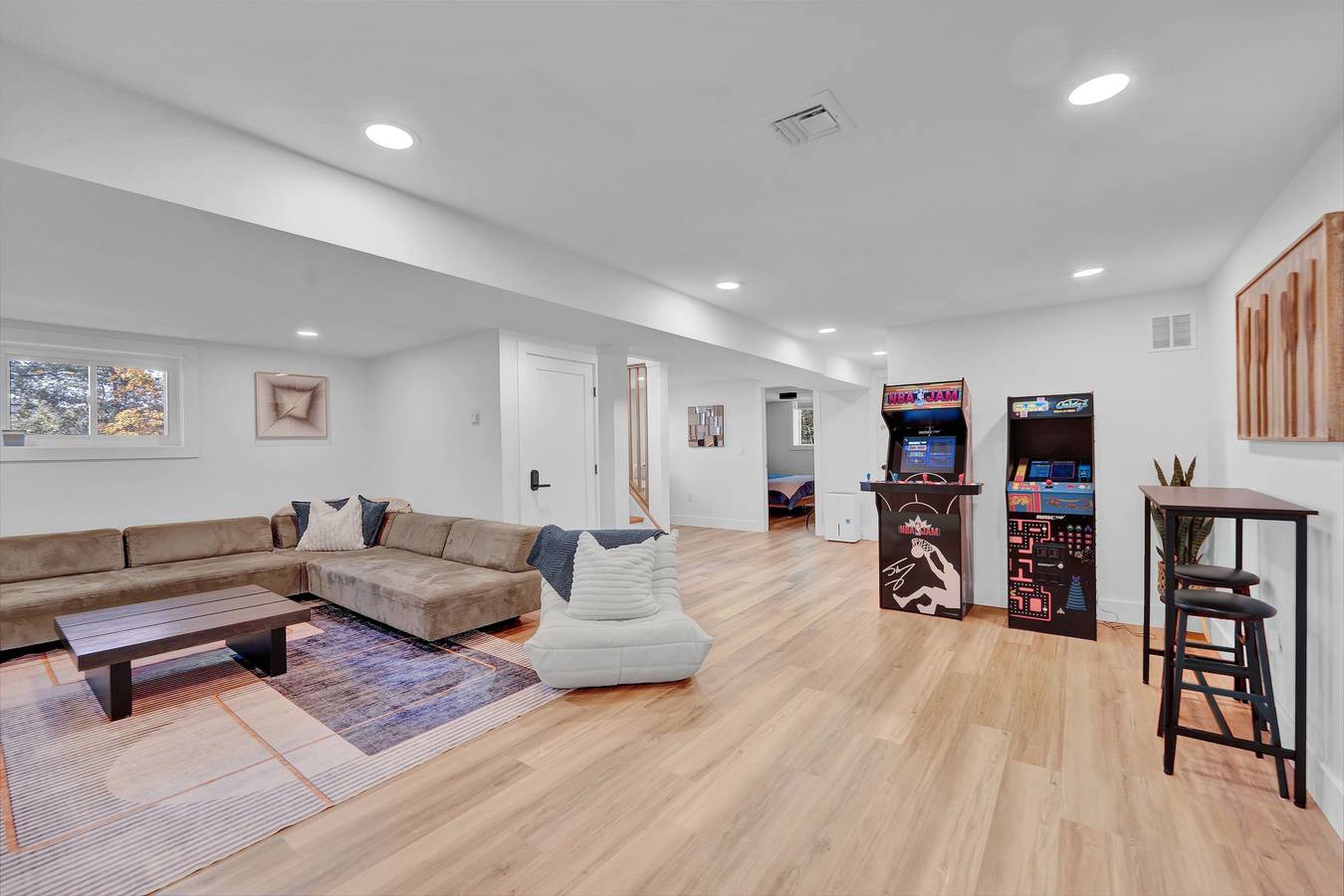 Lakeside, Dock, Hot Tub, Kayaks, Arcade, Playset in Pocono Mountains