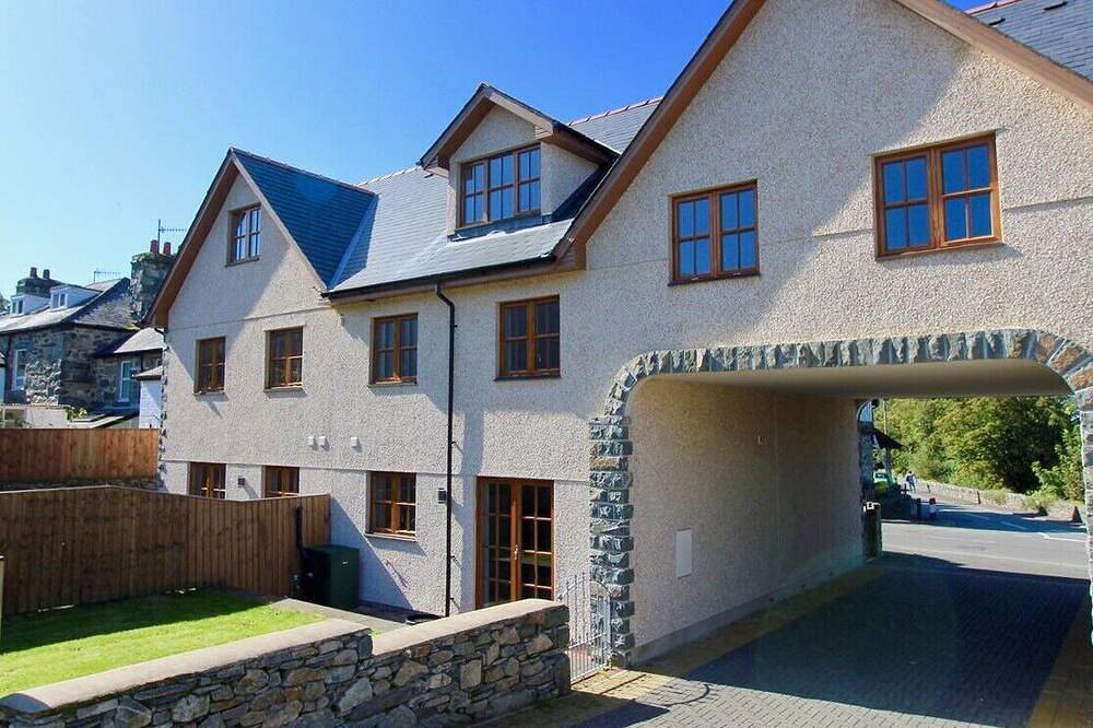 Luxury modern home in the centre of the picturesque town of Llanbedr, Harlech. in Llanbedr, Snowdonia