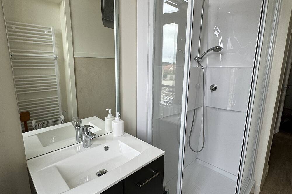Appartement entier, Waterfront Studio at Gold Beach, Sea View, Private Parking in Asnelles, Côte de Nacre