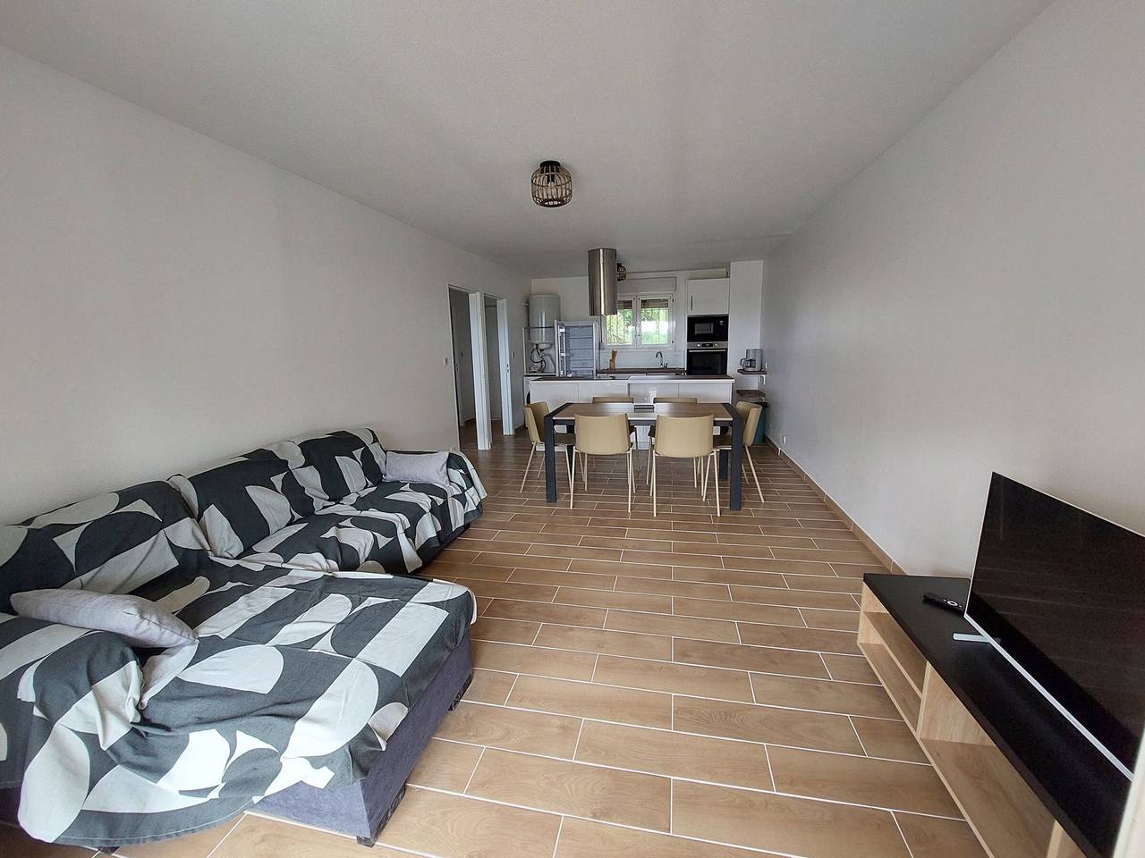 Entire apartment, Modern 3-Bedroom Apartment Near Beach, Shops, and Attractions in Fréjus in Frejus, Draguignan region