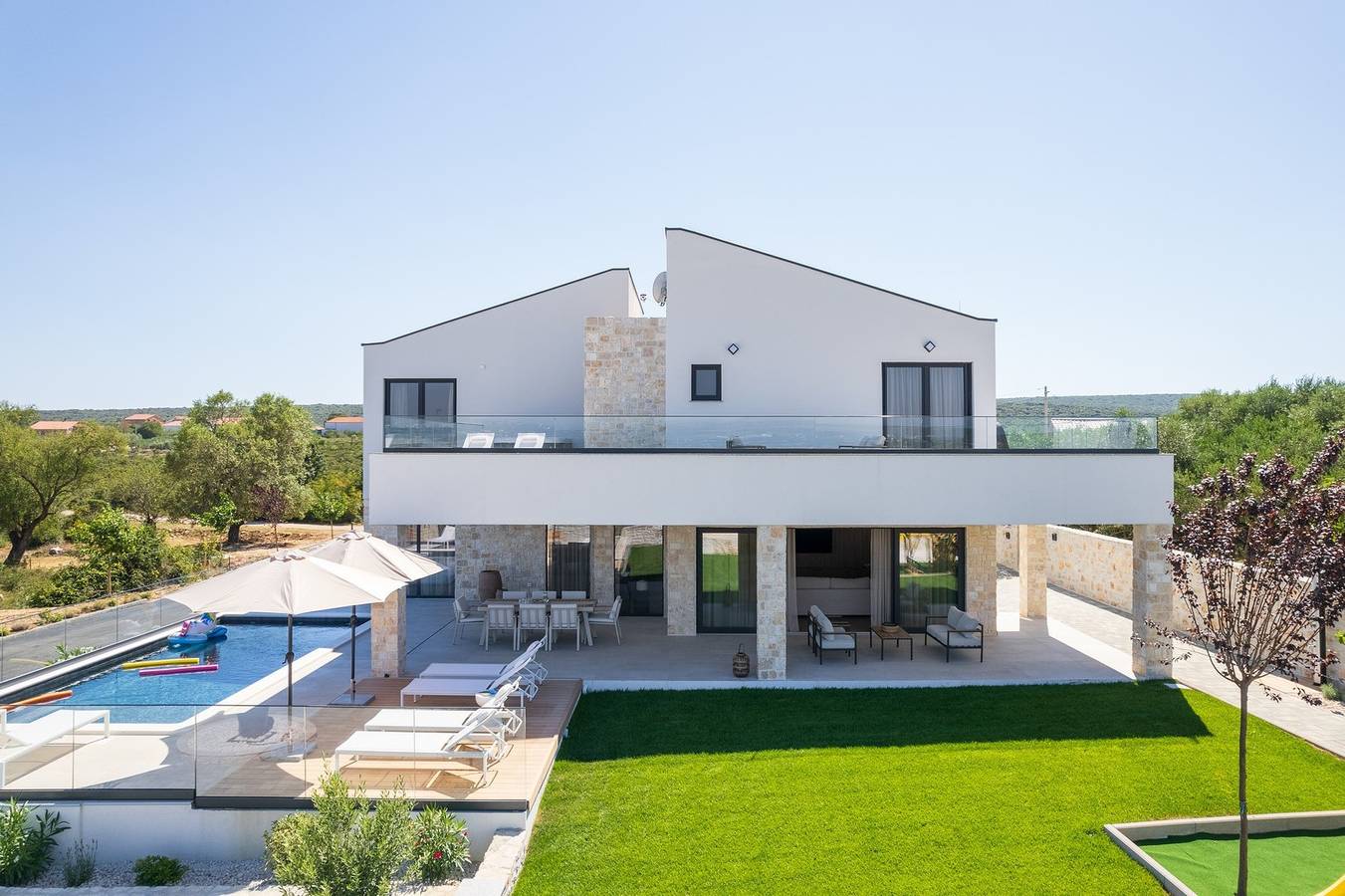 Villa Terra Dalmatica mit beheiztem Pool und Jacuzzi Sauna bbq in Općina Sveti Filip i Jakov, Zadar