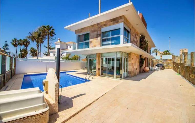 Location de vacances pour 10 personnes, avec jardin et piscine ainsi que vue et terrasse dans La Manga del Mar Menor - 3
