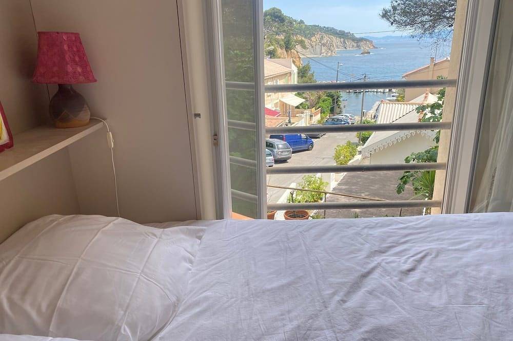 Entire villa in the \"Madrague de Gignac\" cove in Ensuès-la-Redonne, Istres region