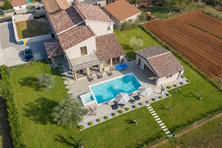 Villa pour 7 personnes, avec piscine ainsi que terrasse et jardin à Loborika