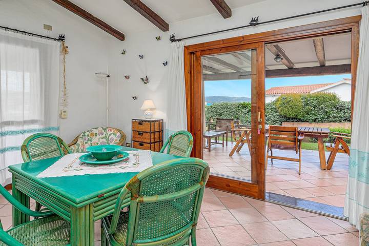 Villa 'Rosa' con vista mare, piscina condivisa e Wi-Fi in Baja Sardinia, Arzachena
