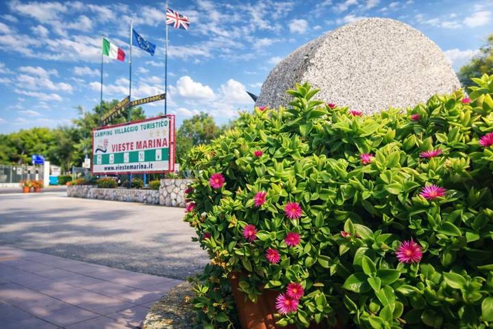 Camping für 5 Personen, mit Terrasse und Pool am Gargano