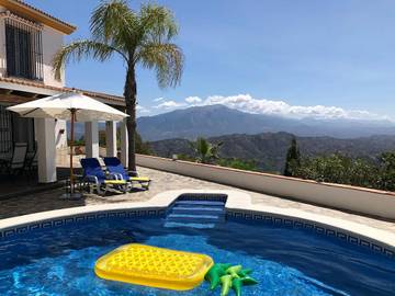 Casa rural para 10 personas, con vistas además de jardín y piscina en Comares