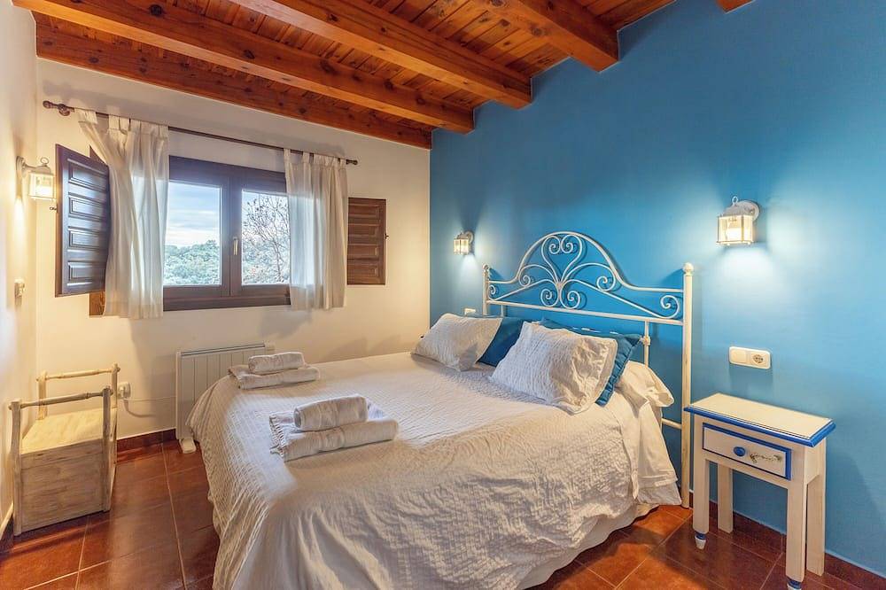 Apartamento entero, Apartamento 'Casa Baja' con piscina compartida, terraza privada y Wi-Fi in Fresnedillas de la Oliva, Provincia de Madrid