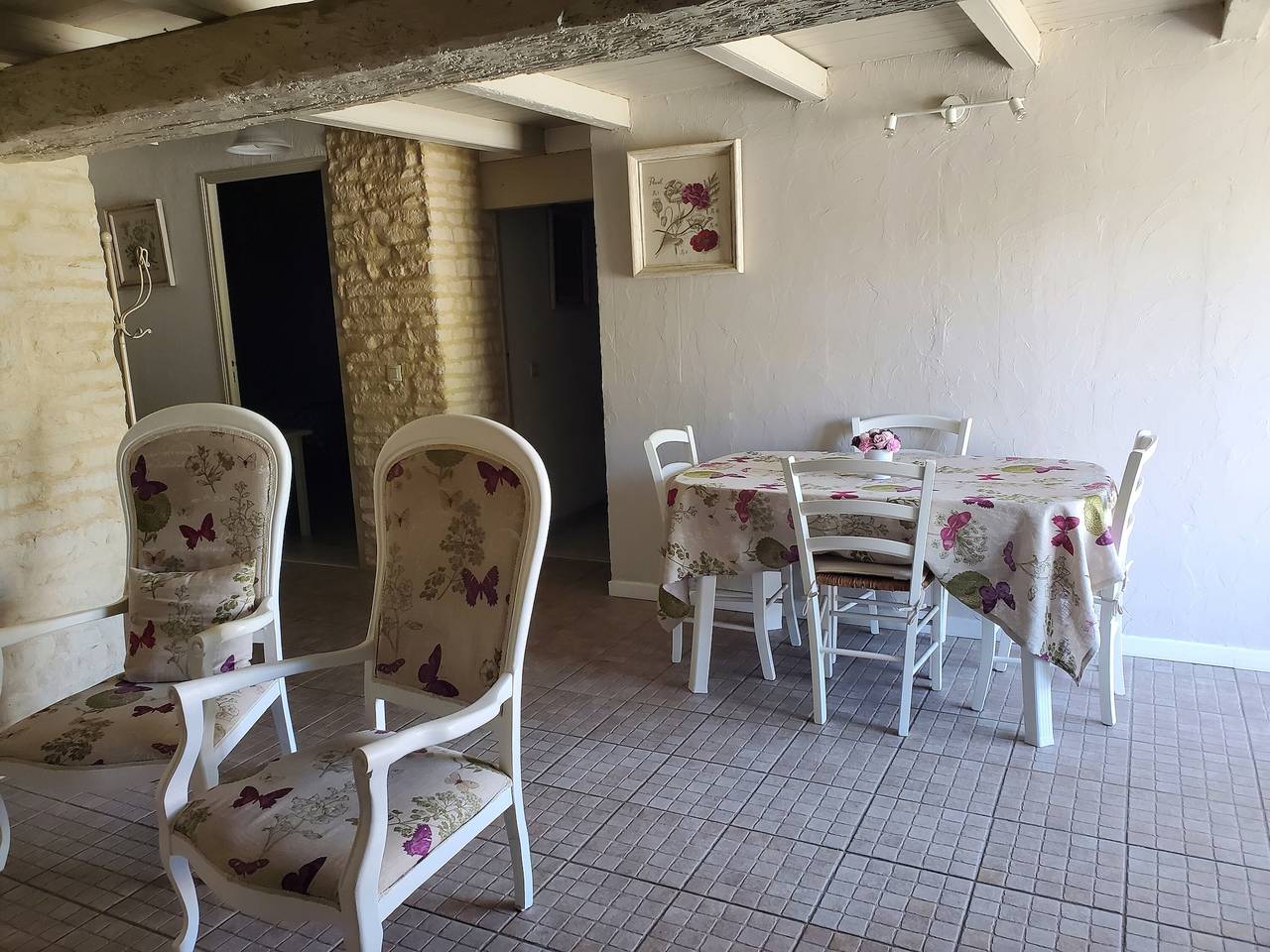 Gîte romantique charentais avec terrasse partagée, Wi-Fi et climatisation in Le Thou, Région de Rochefort