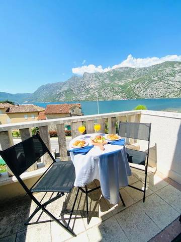 Gîte pour 2 personnes, avec vue et jardin dans Risan