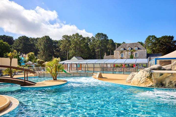Camping pour 6 personnes, avec jacuzzi et piscine ainsi que jardin et bassin pour enfant