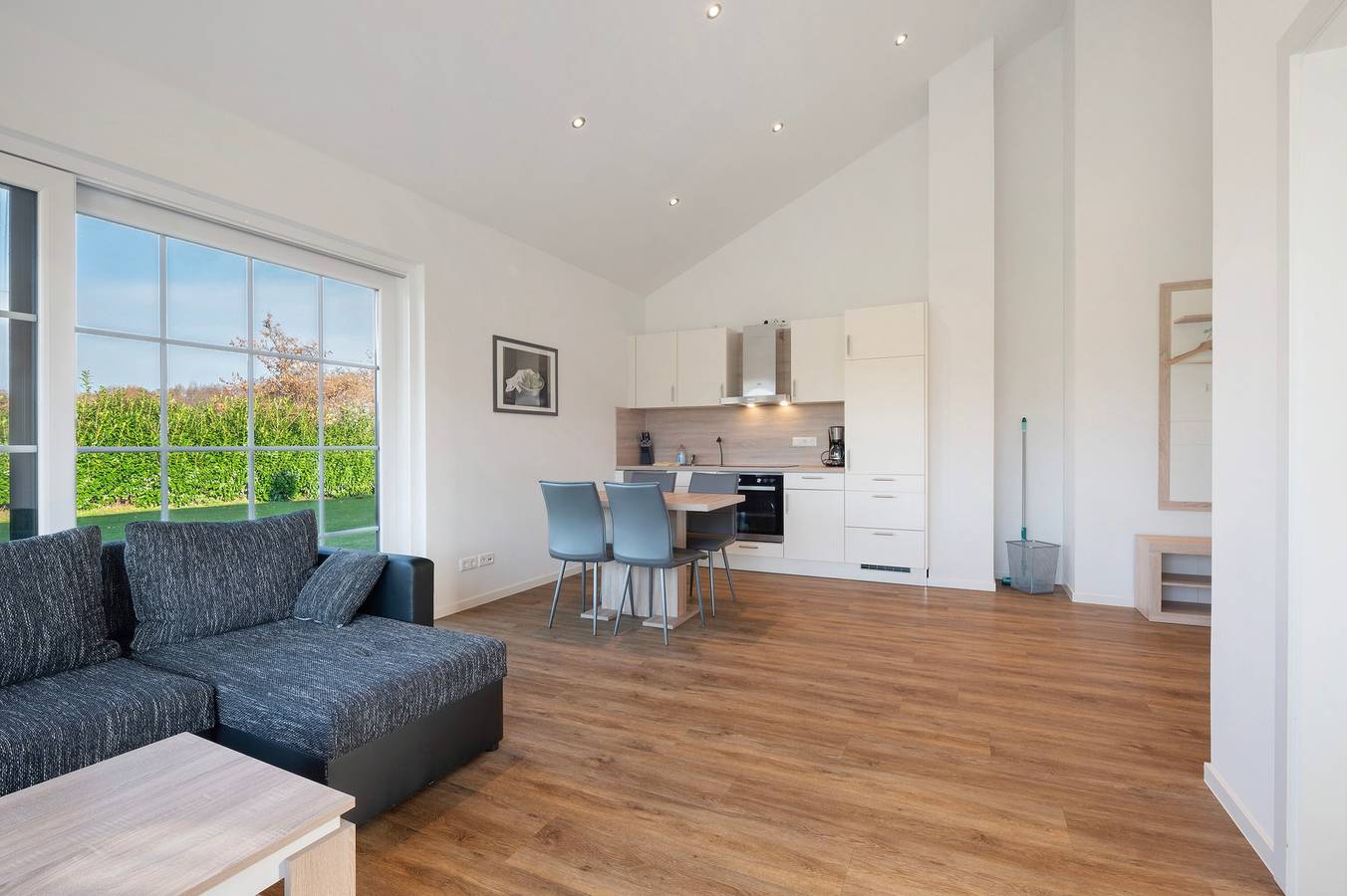 Ganze Wohnung, Ferienwohnung 'Tannengrün' mit Gemeinschaftsterrasse, Gemeinschaftsgarten und Wi-Fi in Hatten, Naturpark Wildeshauser Geest