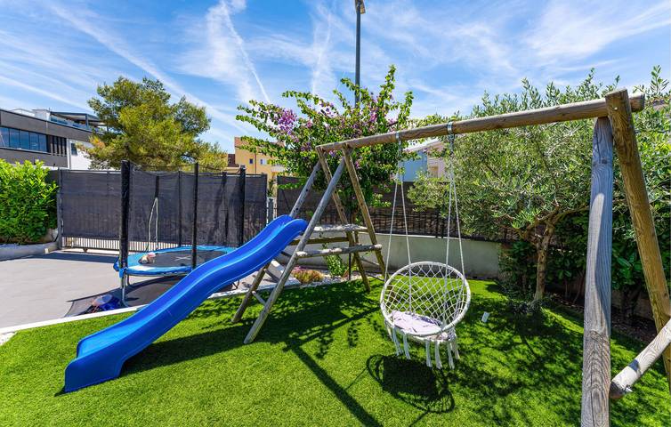 Location de vacances pour 10 personnes, avec piscine ainsi que sauna et terrasse à Biograd na Moru - 4