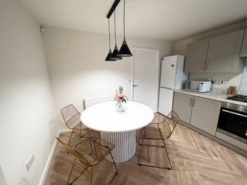 Holiday Rental for 5 People in Bradford, West Yorkshire, Photo 2