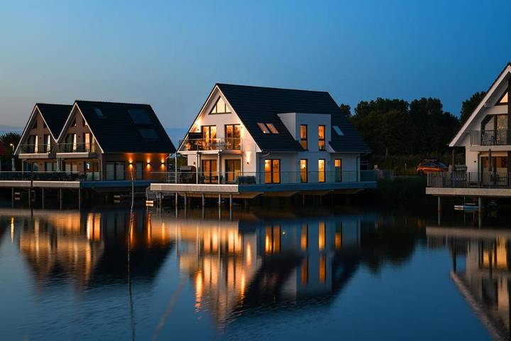 Boot für 5 Personen, mit Balkon und Terrasse sowie Seeblick und Ausblick in Ostfriesland