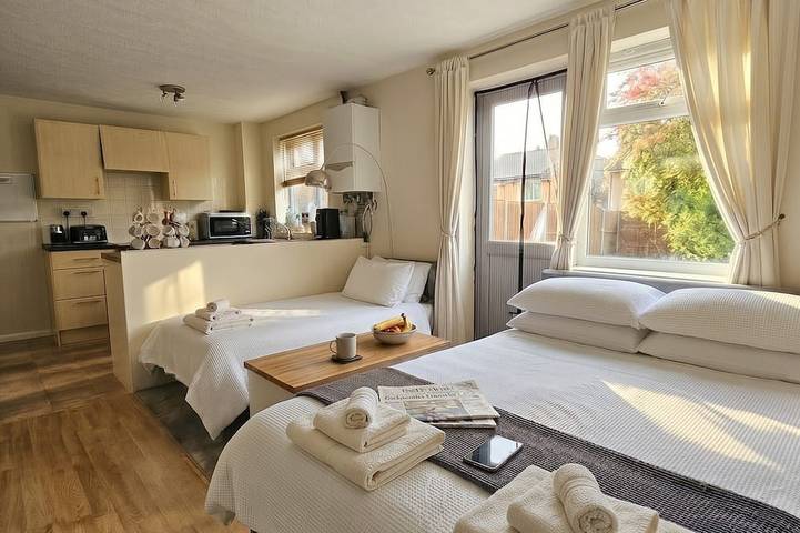 Hasa House-Near Woodside Industrial Estate,London Luton Airport and L&D Hospital in Luton, Chiltern Hills