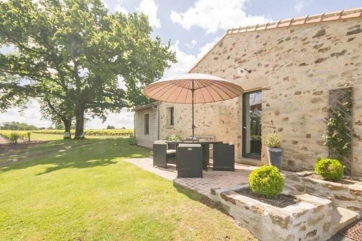 Gîte pour 4 personnes, avec Terrasse ainsi que Jardin et Piscine