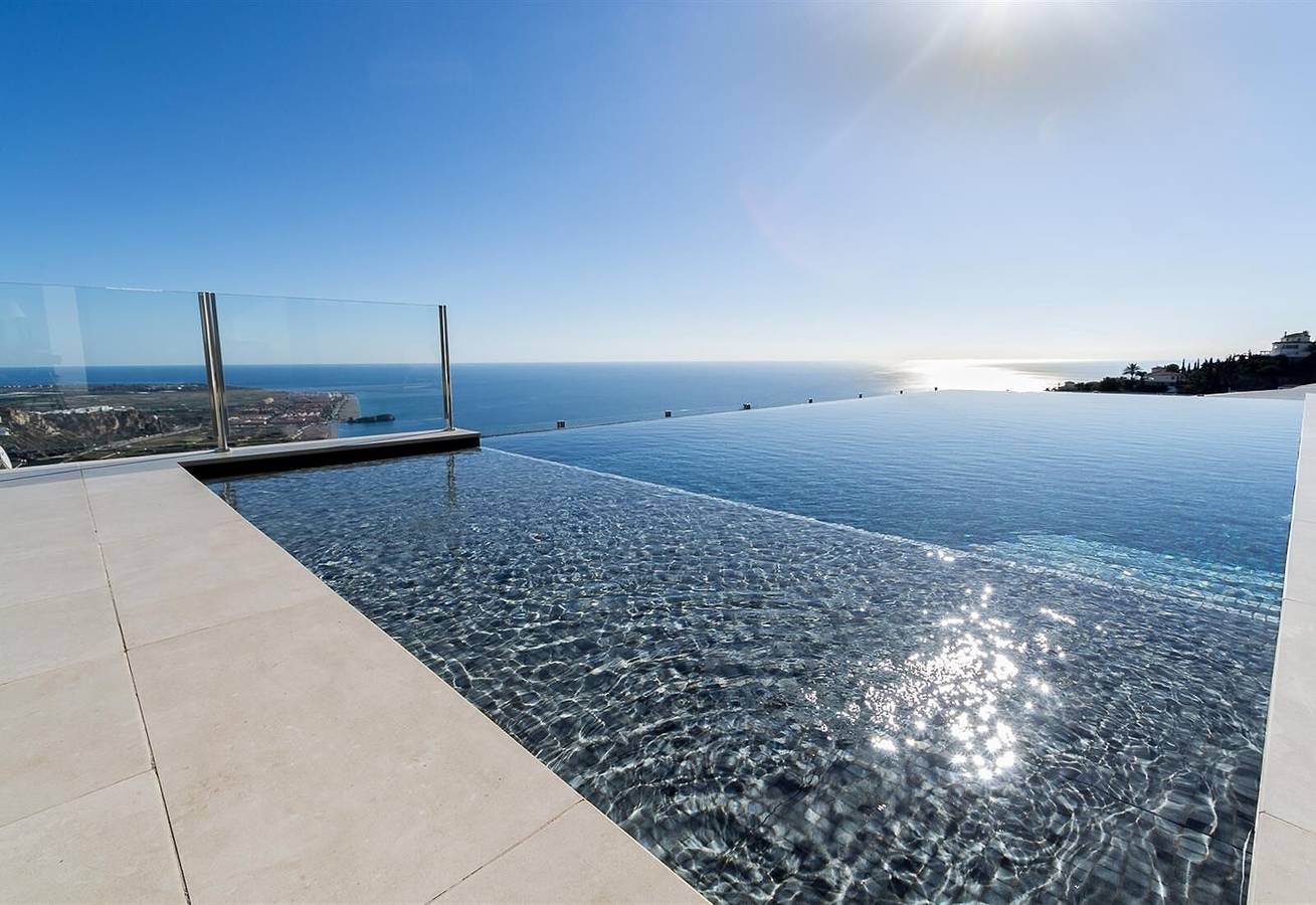 Villa "Royal' with Sea View, Private Pool & Wi-Fi in Monte de los Almendros, Salobreña