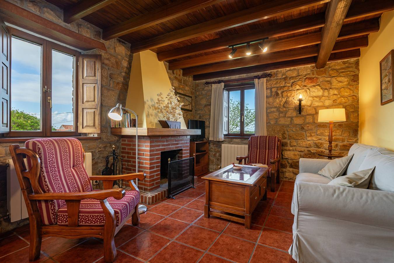 Ferienhaus 'El Prado De La Romia' mit Bergblick, privater Terrasse und eigenem Garten in Argüeru, Villaviciosa