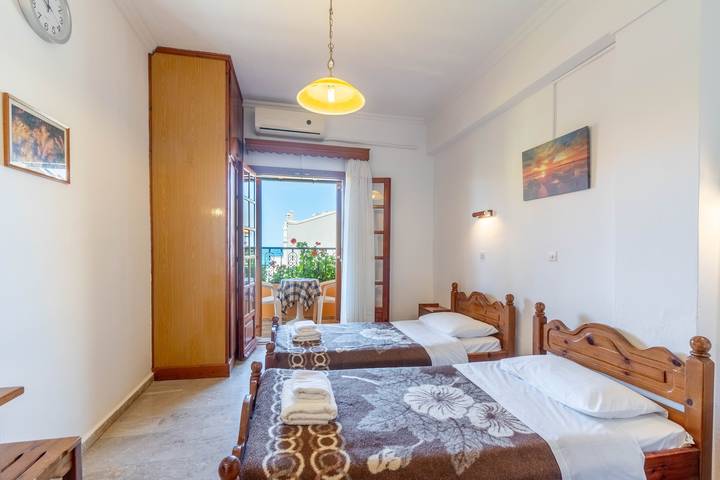 Hel studio-lejlighed, Studio Apartment 'Mires House Side First Floor 10' with Shared Pool, Wi-Fi and Air Conditioning in Agios Gordios, Korfu