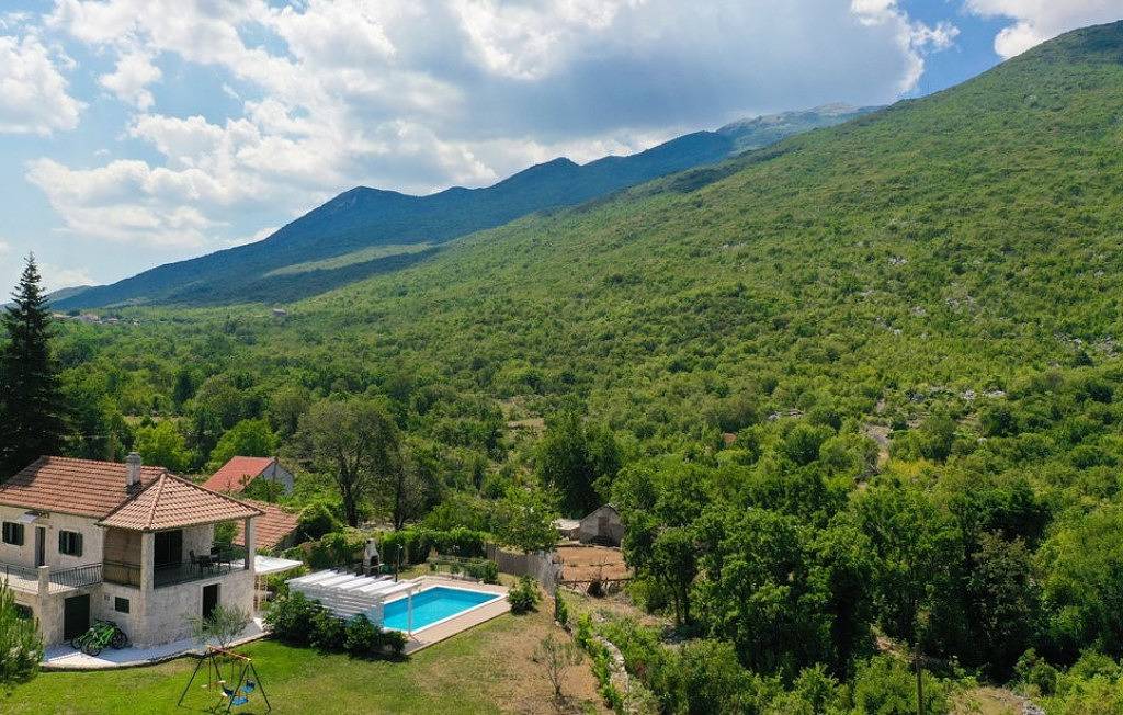 Villa Monteneze by Villas Guide in Zagvozd, Makarska Riviera