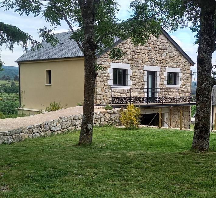 Gîte pour 6 personnes, avec terrasse et jardin à Saint-Denis-en-Margeride