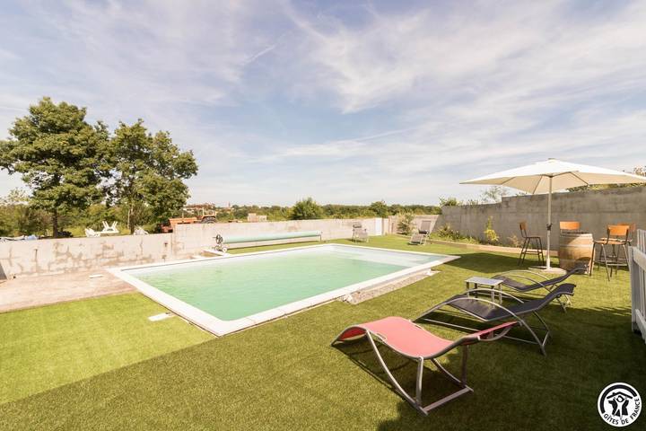 Gîte pour 4 personnes, avec terrasse ainsi que piscine et jardin à Pechbonnieu