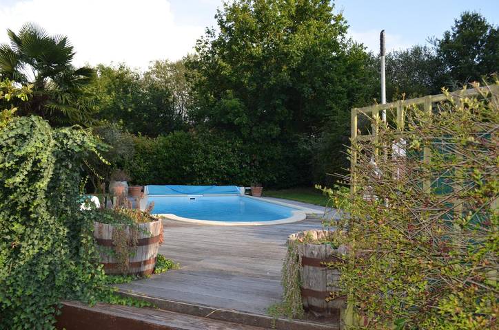 Gîte pour 4 personnes, avec Jardin ainsi que Piscine et Vue à Le Tronchet