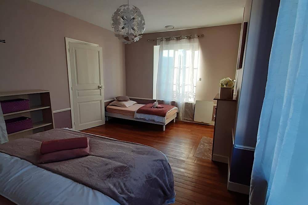Bourgogne Renovated Farmhouse With Private Heated Indoor Pool And Sauna in Fontaine-la-Gaillarde, Yonne