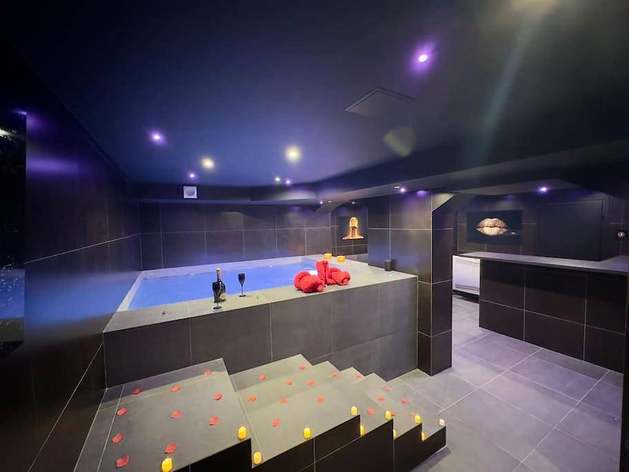 Appartement entier, Love Room- Jacuzzi Xxl- Climatisé- Table massage Accessoires in L'Escarène, Côte méditerranéenne (France)