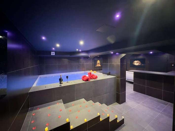 Gîte pour 2 personnes, avec terrasse ainsi que jacuzzi et sauna à L'Escarène