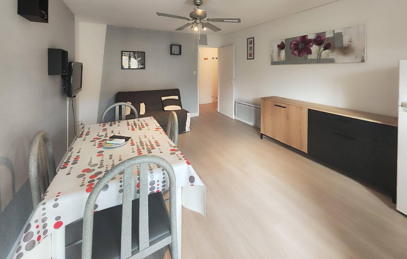 Entire holiday apartment, Cozy Apartment near Cap d'Agde Center with Parking in Cap d'Agde, Agde
