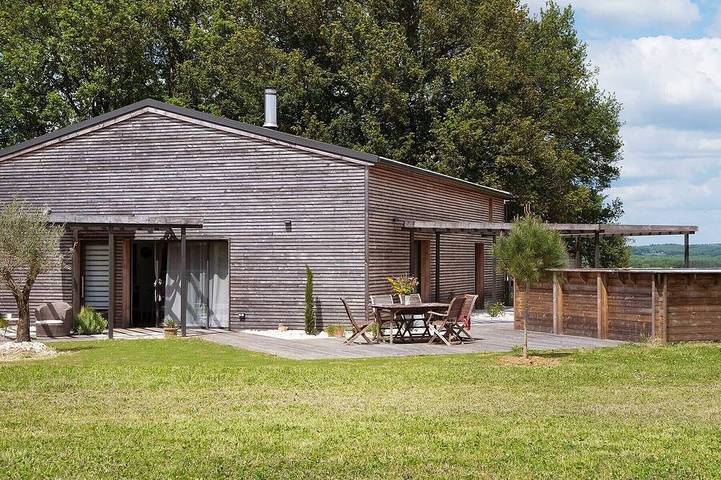 Location de vacances pour 8 personnes, avec jardin à Couze-et-Saint-Front