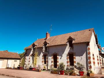 Gîte pour 15 personnes, avec terrasse ainsi que piscine et jardin, animaux acceptés à Mars-sur-Allier