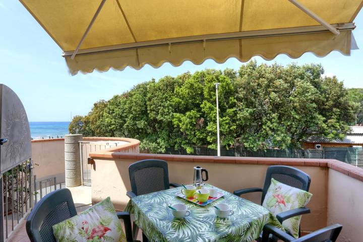 Appartamento intero, 4 Posti Letto - Veronesi - A 20mt dal mare: bilocale con terrazza pranzabile in Spiaggia di Rimigliano (San Vincenzo), San Vincenzo