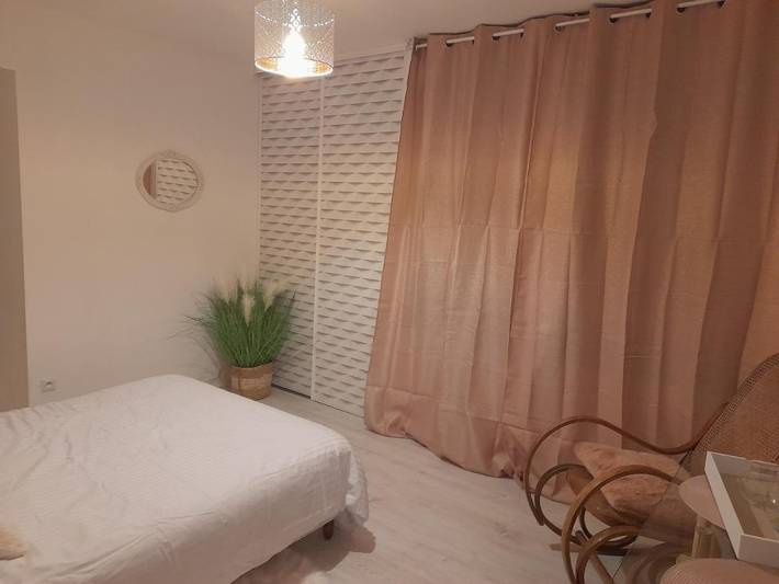 Gîte pour 3 personnes, avec terrasse ainsi que vue et jardin à Saint-Lormel - 4