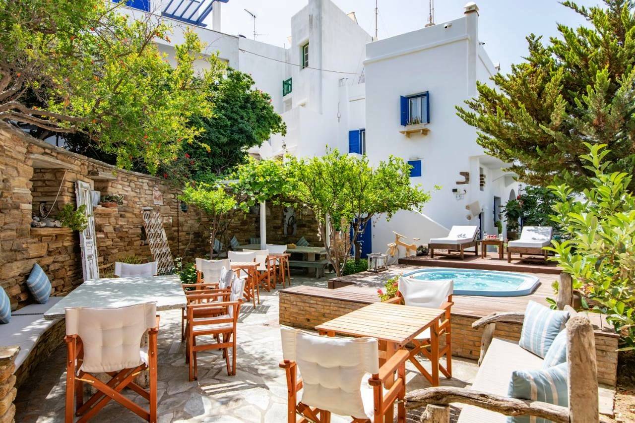Vincenzo Family Rooms in Tinos