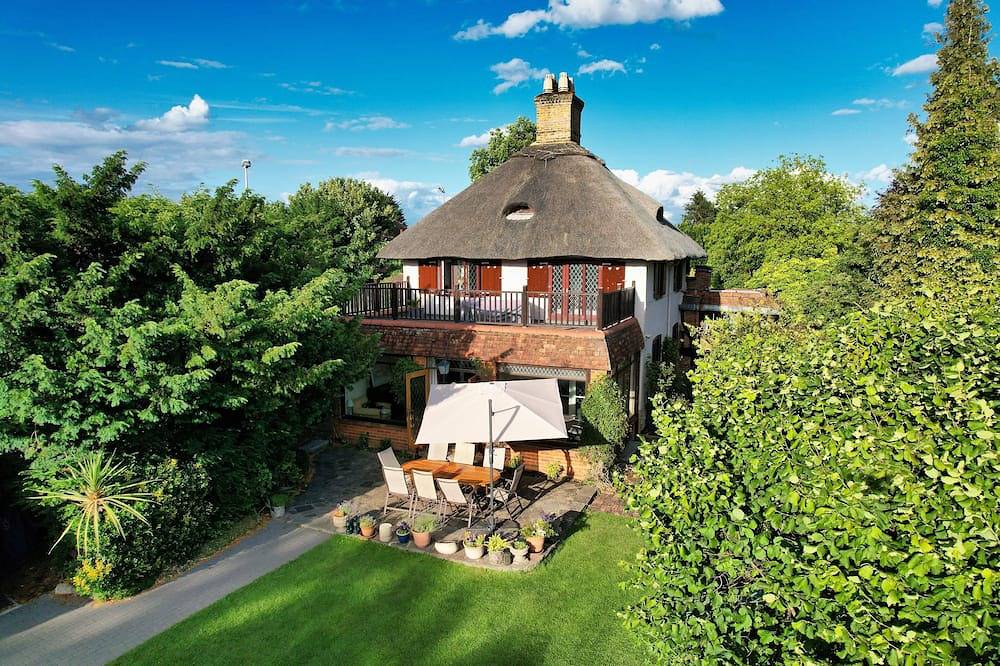 Cottage for 10 People in Colne Valley Park, South East England
