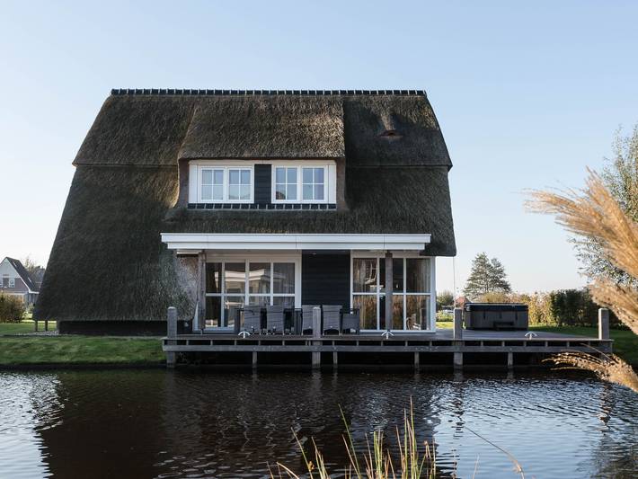 Ferienhaus für 10 Personen, mit Terrasse und Sauna in Delfstrahuizen