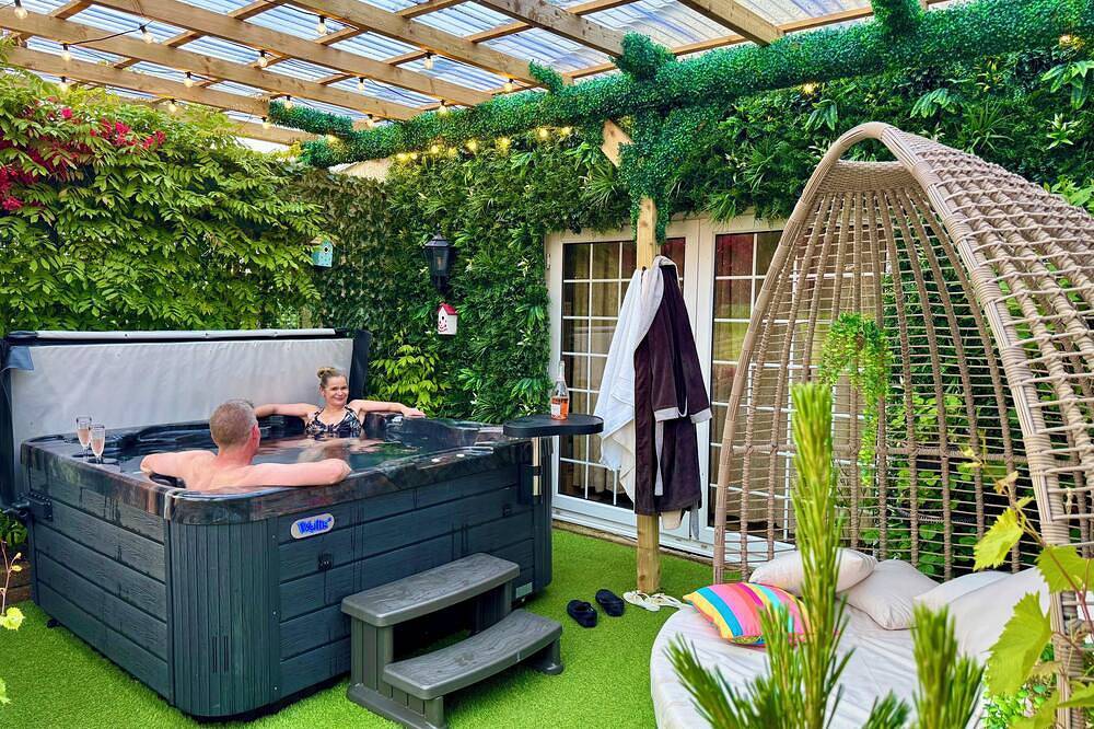 Entire apartment, Loch Lomond Villa The Jungle Room with a Private Hot Tub in Loch Lomond, Stirling region