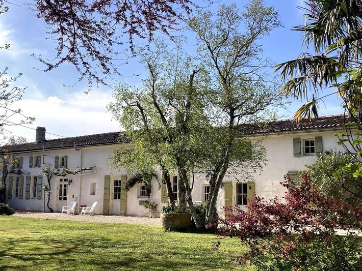 Location de vacances pour 4 personnes, avec Terrasse ainsi que Jardin et Piscine à Saint-Simon-de-Pellouaille