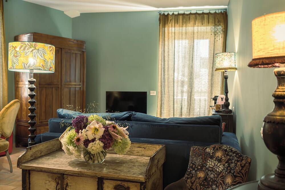 Ganze Wohnung, Elegance and comfort in the country's most central historic building in Trevignano Romano, Braccianosee