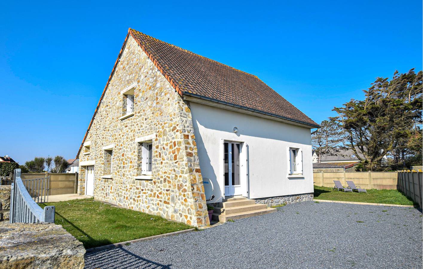 Appartement confortable de 110 m² avec jardin, Wi-Fi et accès à la plage à 500 mètres in Bretteville-sur-Ay, Région de Coutances