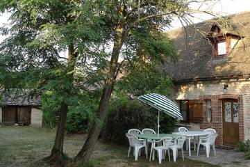 Gîte pour 8 personnes, avec jardin à Sassenay