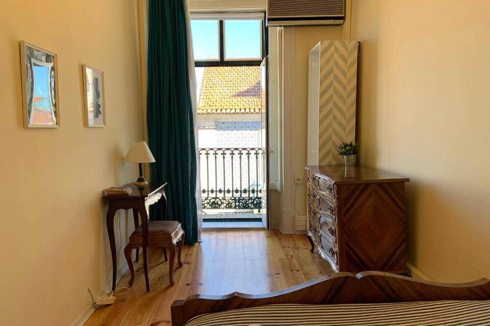 Charming Santos 6 Bedroom Apartment Iii in Lapa, Lissabon