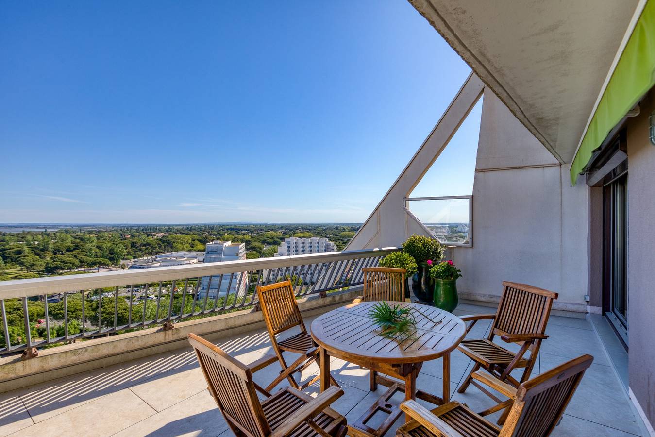 Entire apartment, Apartment “Le Panoramique at the Grande Pyramide”: Sea View, Private Terrace, Wi-Fi in La Grande-Motte, Côte d'Améthyste