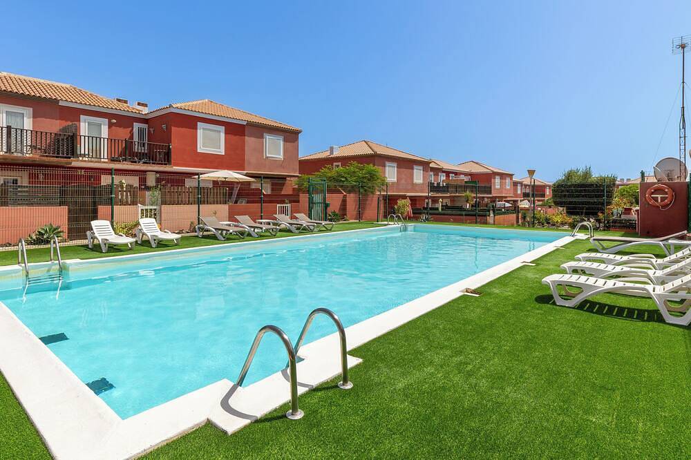 New! Caleta Fuste. Private terrace, south facing, fantastic pool, parking, Wifi in Costa de Antigua, Antigua